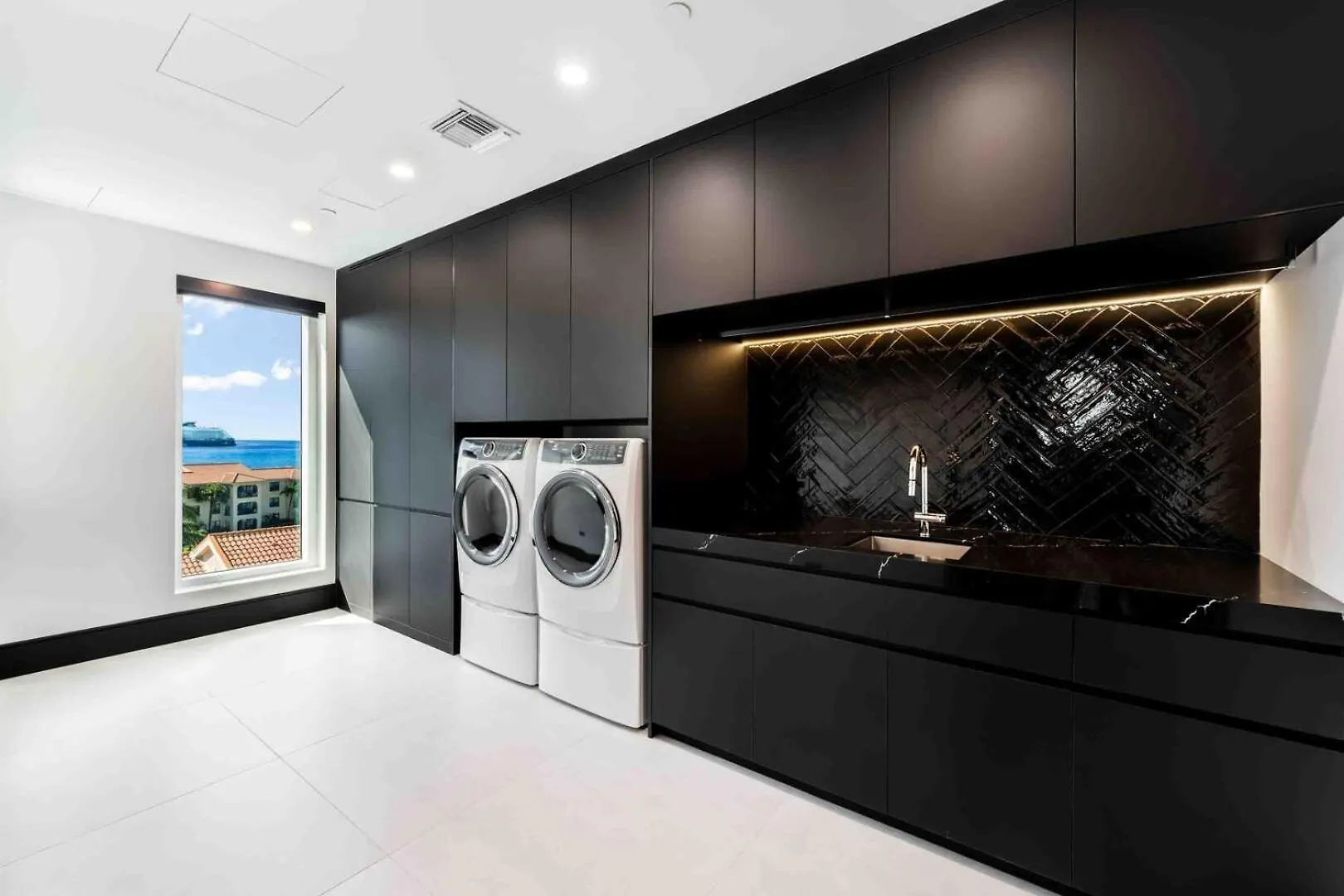 Aqua Fourth Floor Residence George Town Apartment